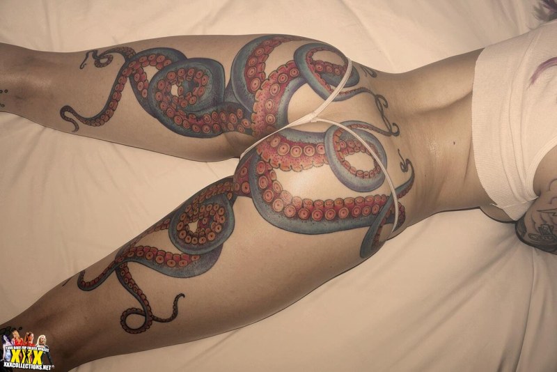 Девушка с тату осьминога