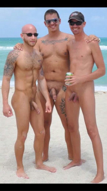 Парни на нудистком пляже