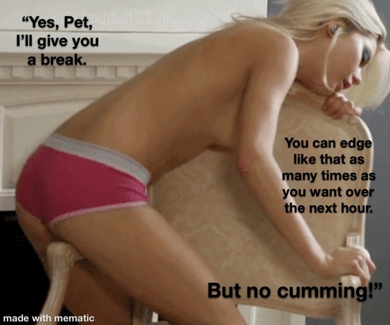 Девушка трется об подушку