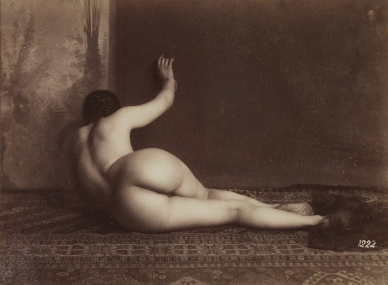 Первые снимки голых женщин