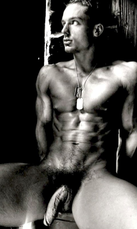 Голый мужчина на корточках