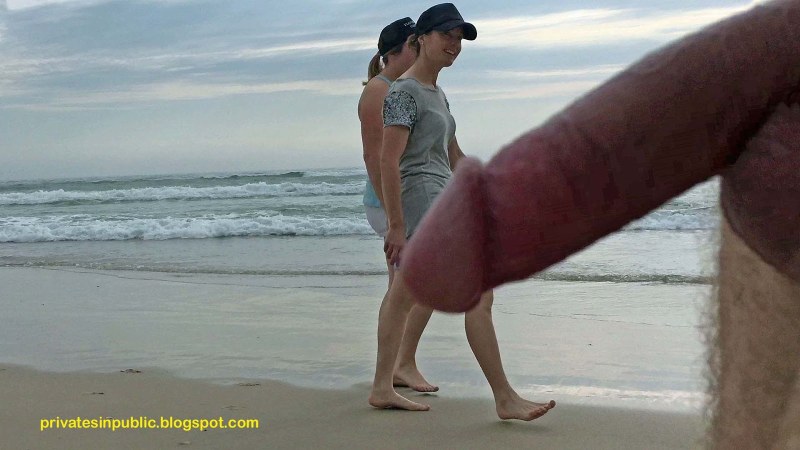 Эксгибиционист показывает член