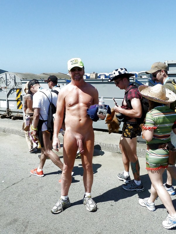 Мужчина эксгибиционист на пляже