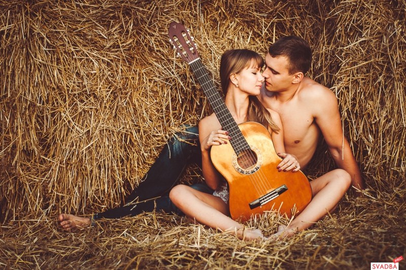 Парень с девушкой на сеновале