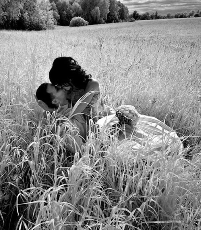 Парень и девушка в поле