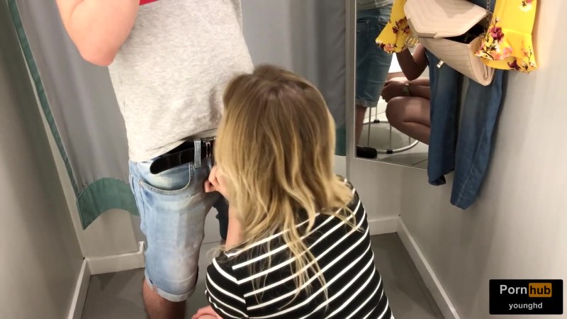 Старшеклассница в примерочной