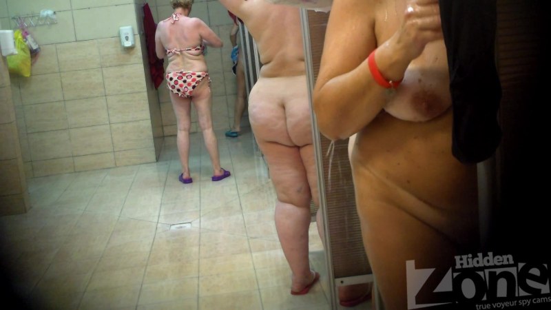 Подсмотренные толстушки в душевой