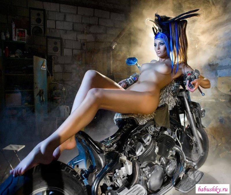 Эротическая фотосессия с мотоциклом