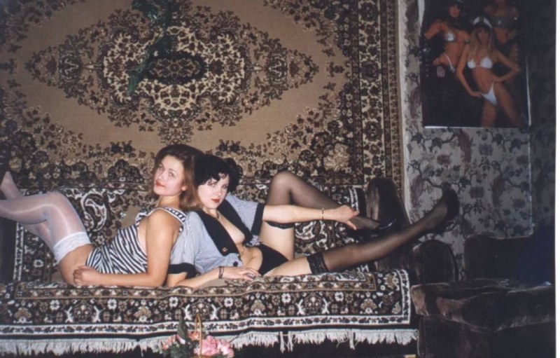 Девушка ню на фоне ковра