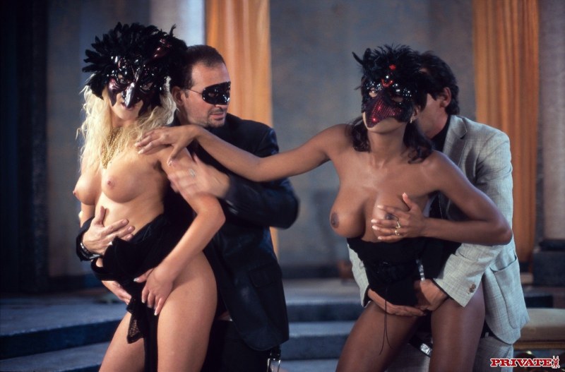 Оргия в маскарадных масках