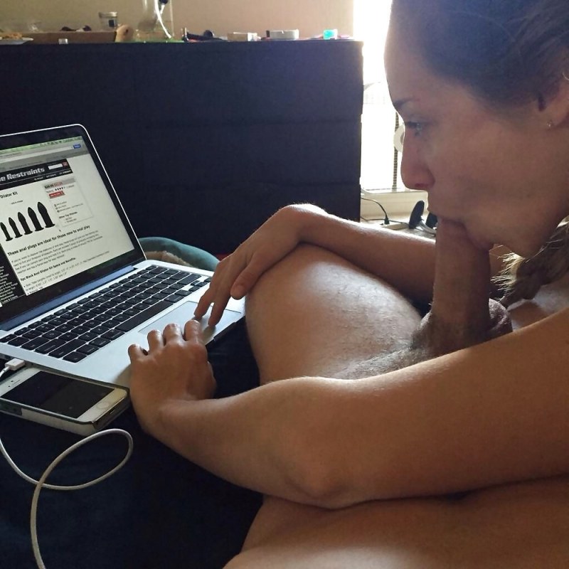 Мастурбация перед монитором