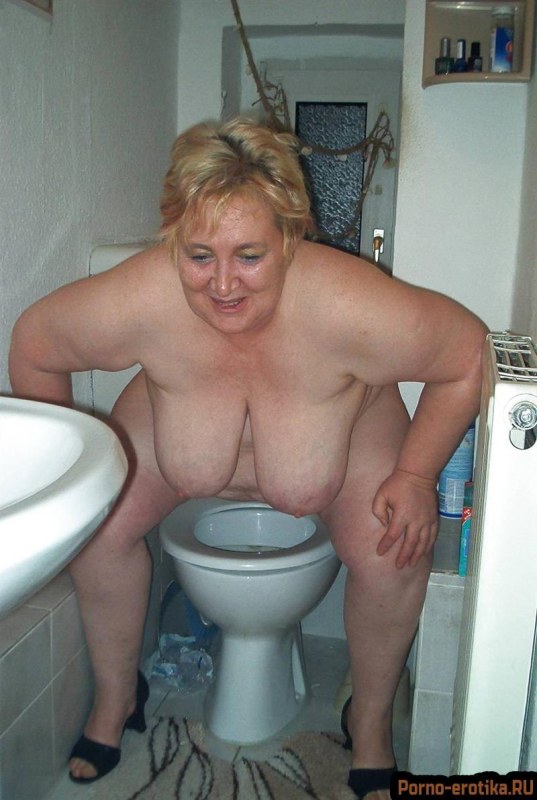 Толстые женщины в туалете