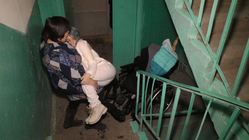 Девушка в подъезде