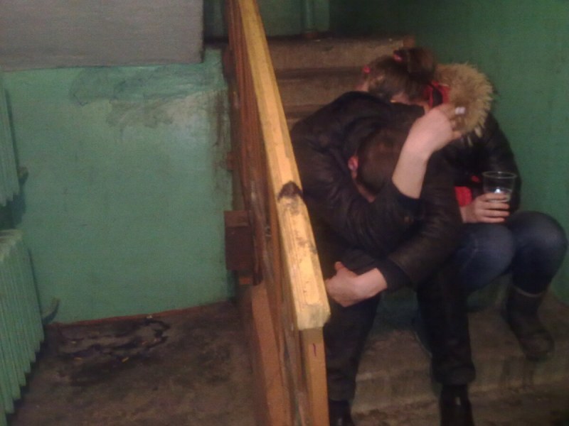 Парень с парнем в подъезде