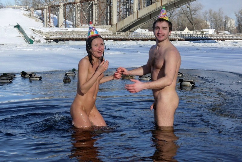Голые мужчины купаются в проруби