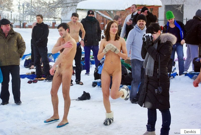 Голые мужчины купаются в проруби