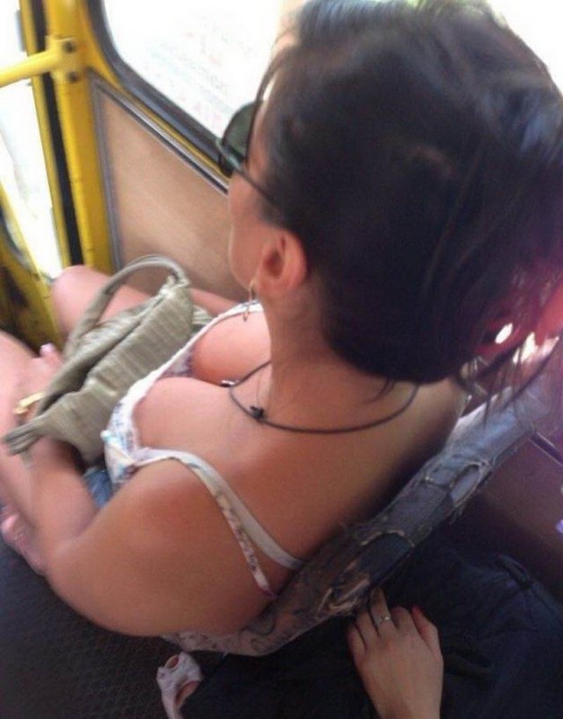 Сиськи в общественном транспорте
